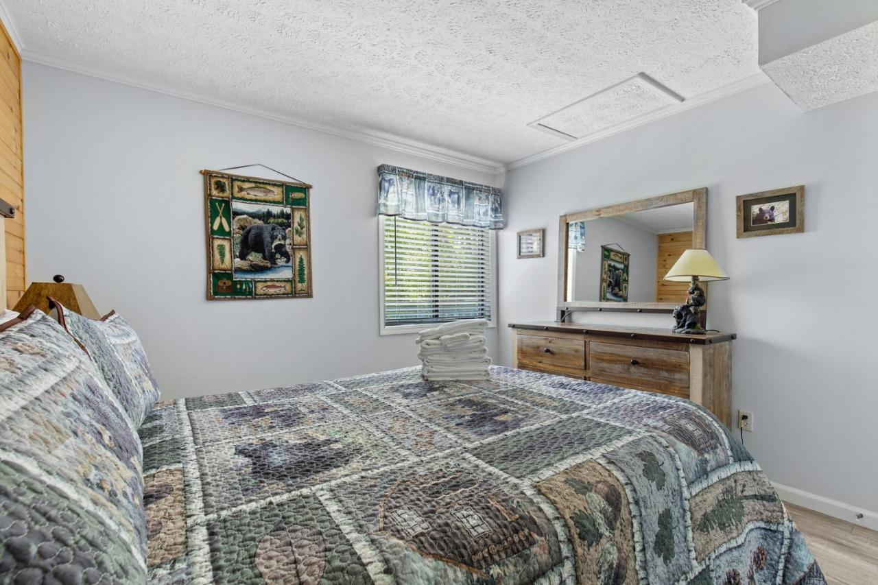 Bear Cub Retreat Apartment Гетлинбург Екстериор снимка